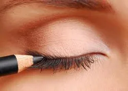 how to use cosmetics while wearing contact lens